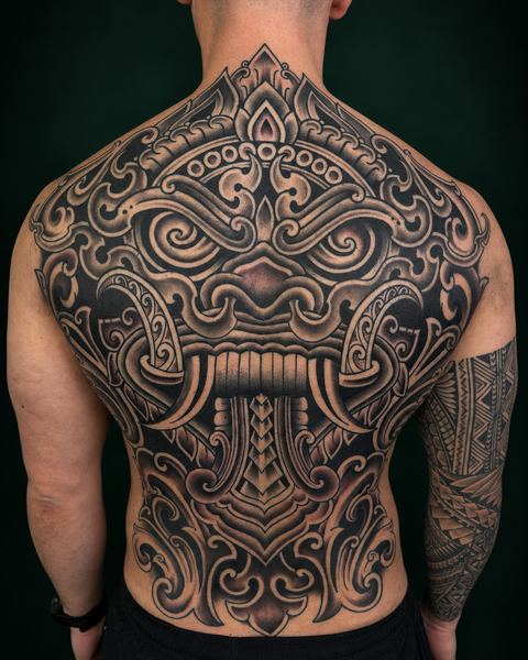 Balinees masker backpiece in zwart en grijs, gezet door Nathan bij Skin Habits Almere