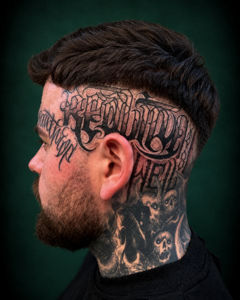 Gotisch letterwerk op het hoofd, gezet door Ray bij Skin Habits Almere