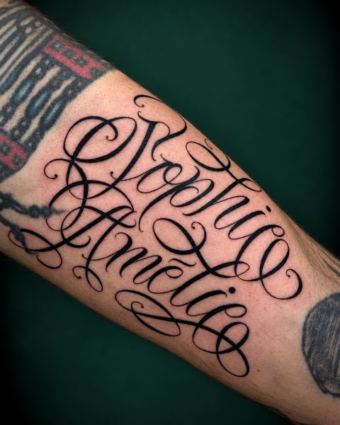 Sierlijk script met twee namen op de arm, gezet door Yoska bij Skin Habits Almere